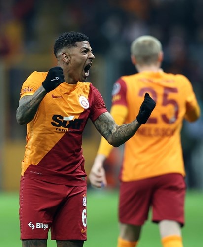 Galatasaray, Süper Lig’in 27. haftasında Nef Stadyumu’nda Çaykur Rizespor’u 4-2 mağlup etti. Goller Patrick van Aanholt(2), Ryan Babel (P) ve Bafetimbi Gomis'ten geldi.