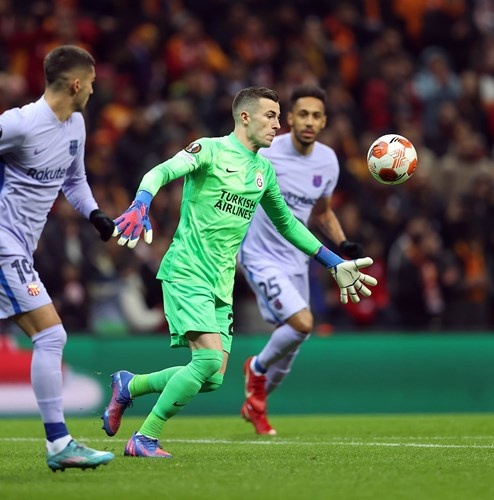 Galatasaray, UEFA Avrupa Ligi Son 16 Turu rövanş maçında Nef Stadyumu'nda Barcelona’ya 2-1 mağlup olarak Avrupa’ya veda etti.