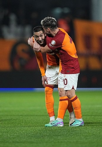 Galatasaray'ın yıldızı Hakim Ziyech, Pendikspor ağlarına harika bir gol atarken gol sonrası tebrik edildi.