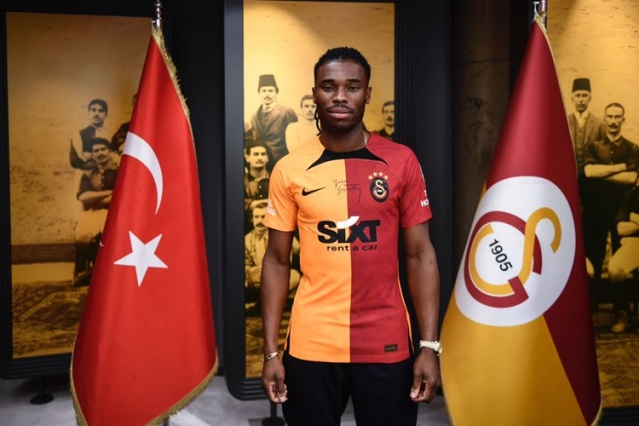 Galatasaray, Hatayspor'un 28 yaşındaki Kanadalı sol bek oyuncusu Sam Adekugbe'yi satın alma opsiyonlu olarak kiraladı.