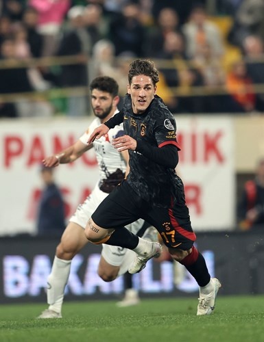 Nicolo Zaniolo, 80 dakikada oyuna girerek ilk kez sarı kırmızılı formayı giydi.