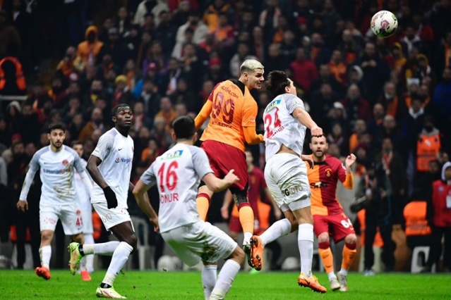 Galatasaray, ligdeki galibiyet serisini 11 maça çıkararak liderliğini sürdürdü.