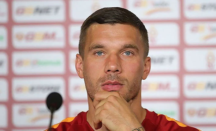 Podolski'den depremzedeler için büyük destek!