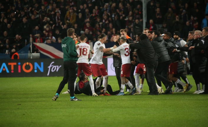 Sparta Prag - Galatasaray maçı sonunda saha karıştı! Büyük olay çıktı!