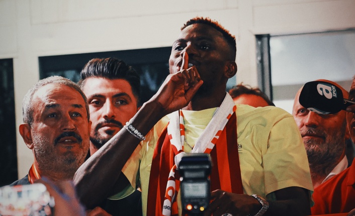 Galatasaray'ın dünyaca ünlü yeni yıldızı İstanbul'da! "Onları çıldırtmayı istiyorum"