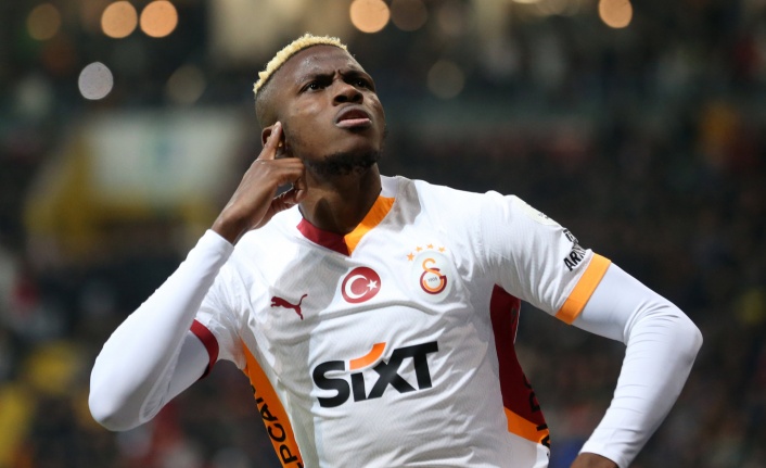 Victor Osimhen, Fenerbahçeli ismi ikna etmek için sık sık görüşüyor! "Galatasaray'a gel"