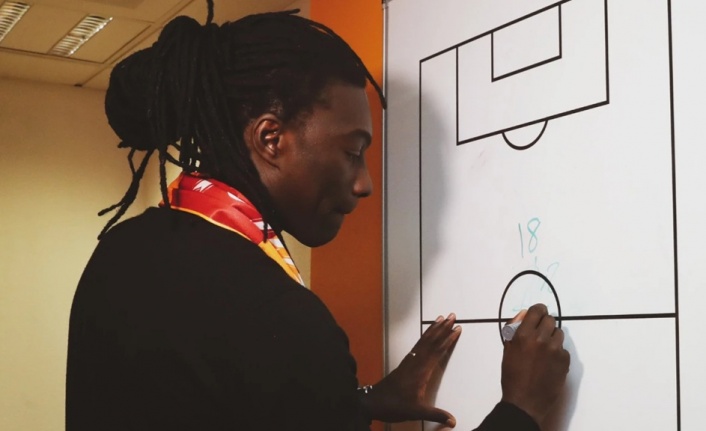 Bafetimbi Gomis: "Galatasaray'da örnek bir iş çıkarıyor, formanın hakkını veriyor, onunla gurur duyuyorum"