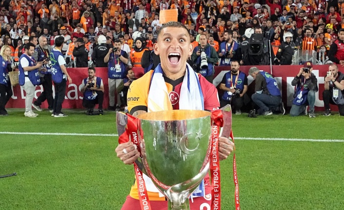 Lucas Torreira, Galatasaray'ın kupa zaferi sonrası mikrofonu alıp "İstifa" diye bağırdı!