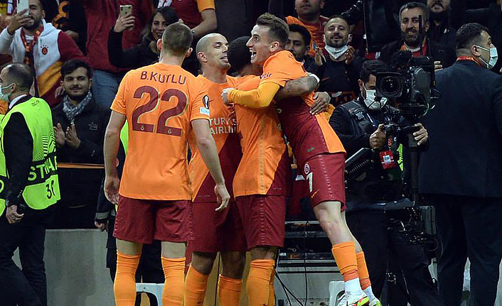 Marsilya maçında Galatasaraylı yıldıza hayran kaldılar! Yakından takip edecekler!