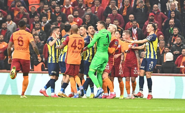 Mesut Özil, Galatasaraylı taraftarları kışkırtıyor! İşte o görüntü...