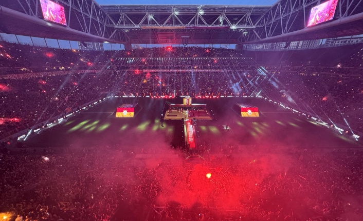 Galatasaray'da "Küskünüm" şarkısıyla sahneye çıktı, hemen özür diledi!