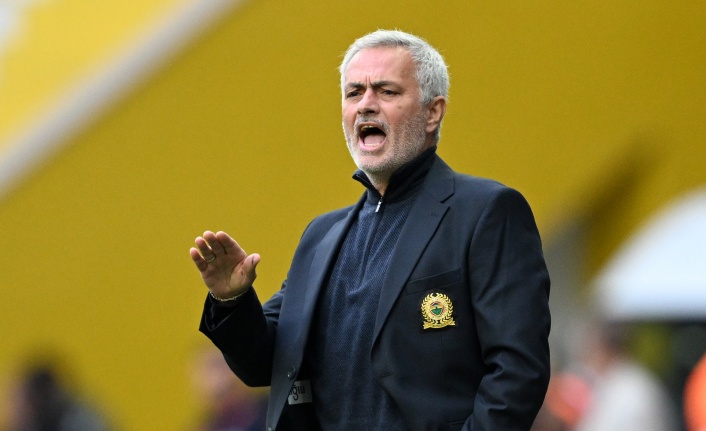 Jose Mourinho: "Her hafta Galatasaray maçında mantıksız şeylerle karşılaşıyoruz, mantıksız olan çok başka şey var"