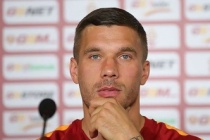 Podolski'den depremzedeler için büyük destek!