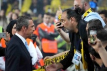 Galatasaray'a küfür eden Fenerbahçeli iki ünlü oyuncu için ihbar! Alkış yapan Ali Koç'a şok tepki!