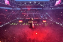 Galatasaray'da "Küskünüm" şarkısıyla sahneye çıktı, hemen özür diledi!