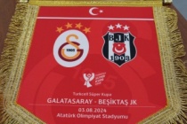 Galatasaray, stada yürüyen Beşiktaşlı aileyi otobüse davet edip stada götürdü!