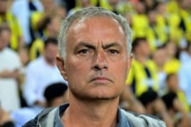 Jose Mourinho, Okan Buruk'u bekleyemedi ve stadı terk etti!