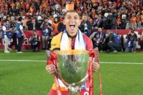 Lucas Torreira, Galatasaray'ın kupa zaferi sonrası mikrofonu alıp "İstifa" diye bağırdı!