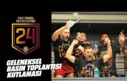 Futbolcularımız, şampiyonluk sonrası Okan Buruk'un basın toplantısını bastı!