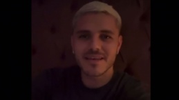 Mauro Icardi, 'Aşkın olayım" şarkısını söylüyor