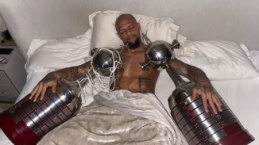 Felipe Melo, kupalarla uyudu