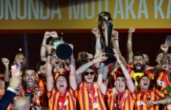 Galatasaray, çifte kupayı kaldırdı!