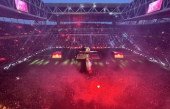 Galatasaray'da "Küskünüm" şarkısıyla sahneye çıktı, hemen özür diledi!
