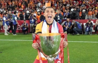 Lucas Torreira, Galatasaray'ın kupa zaferi sonrası mikrofonu alıp "İstifa" diye bağırdı!