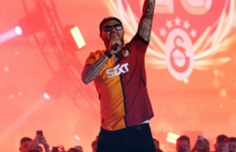 Mauro Icardi mikrofonu aldı, "1 yıl daha" diye çağrı yaptı!